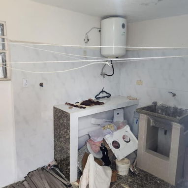 🏠 Casa en venta de 2 cuartos en Centro Habana, Los Sitios. Tiene gas de la calle y otras comodidades - Img 121606141
