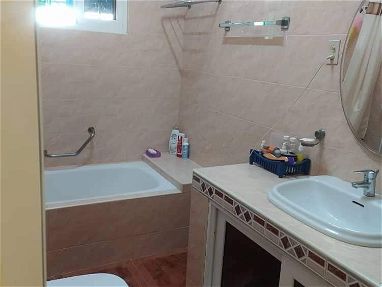 *$40 000euros o usd. En venta casa  en Guanabacoa, Reparto  Naranjo, con 2 garajes en bajo. - Img 67573142