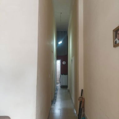 CASA EN VENTA A MEDIA CUADRA DE AYESTARÁN - 10/10