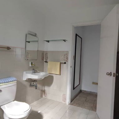 Alquiler por tiempo indefinido en La Habana. Apartamento en Nuevo Vedado con wifi y respaldo energético – 1 hab, terraza - Img 119583489