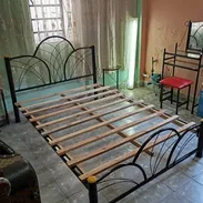Juego de cuarto de tubo, cama camera o 3/4 con mesas de noche, coguera con espejo y banqueta. - Img 54915551