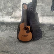 Guitarra con sistema electroacústico y estuche incluido - Img 56399715