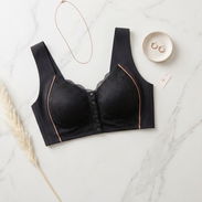 Ajustador *bralette* con detalles de encaje y cierre frontal. Esta pieza combina elegancia y funcionalidad, ofreciendo - Img 56206900