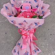 Ramo de rosas con temática de estich y Angela - Img 54400585