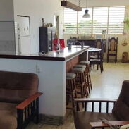 El apartamento es de construcción americana del año 57, localizado en Ave Garzón, Santiago de Cuba - Img 45236740