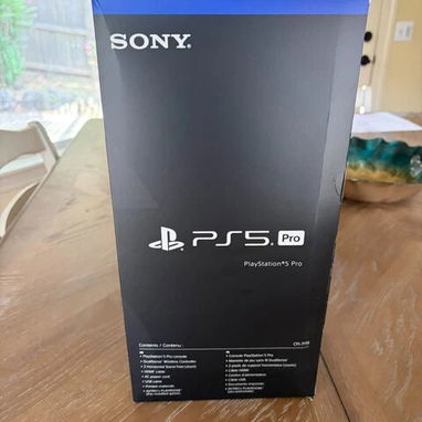 Sí, señor. Esa cuesta 500 USD e incluye los 2 controles DualSense, la base de carga y 1 mes de garantía. 🎮✅ 550 USD - 6/10