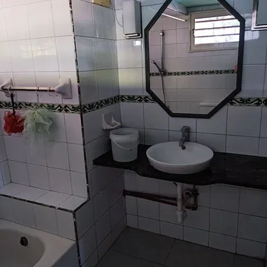Casa independiente 2 cuartos, 2 baños, garaje, placa libre en Alturas de Belen, Marianao - 52 mil - Img 127876184