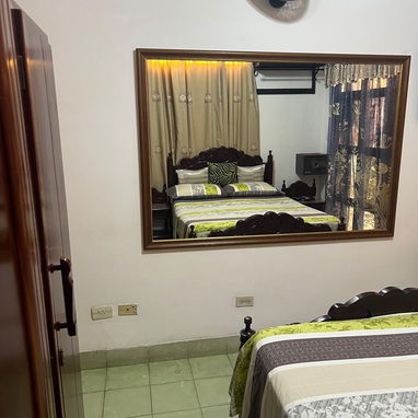 RENTO APARTAMENTO  EN PLAZA A UNA CUADRA DE LA UNIVERSIDAD DE LA HABANA( ZONA NO AFECTADA POR LA CORRIENTE) , DE DOS HAB - Img 123142116