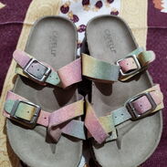 En venta un par de sandalias prácticas de uso para niña. - Img 45431969