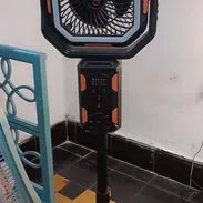 Ventilador recargable con 4 velocidades , tiene linterna 3 luces, giratorio - Img 57902358