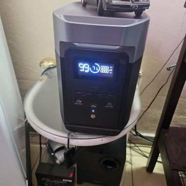 EcoFlow Delta 2, incluyendo su cable de dos metros y el panel correspondiente. - 2/2