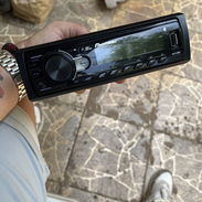 Se vende reproductora pioneer , con su caja y plo de conexión, usd y bluetooth , precio 100 usd ,52649227 - Img 55924091