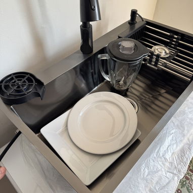 Fregardero moderno con mezcladora, sistema de frezado de vasos, dispensador de detergente y parrilla escurrir - 8/10