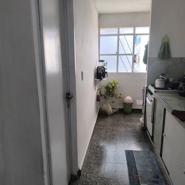 Se vende un apartamento en 4to piso en Alamar, zona 17. Calle Ancha. Habana del Este.  Consta de 2 cuartos (1 climatizad - 6/9