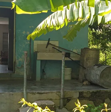 Casa d Placa 3/4 con finca a 30 min d la habana zona d caimito cerca de autopista tiene un rio tierra fértil y frutales - Img 77785892