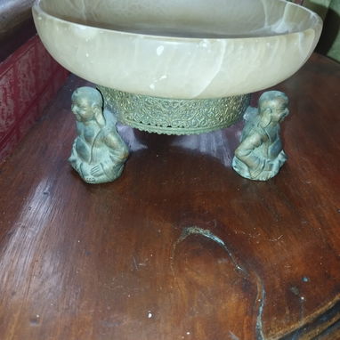 Vendo centro de mesa. Adorno de alabastro y la base son 3 budas de bronce. C-17 cm, A-10 cm - 5/5