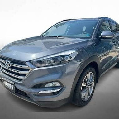 Se alquilan varios modelo d carro, se entregan en  el aeropuerto y recoje en el mismo.. de diferentes precio 80 usd a 12 - 2/5