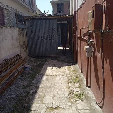 GANGA, apto céntrico, bueno para negocio, 4/4, 2 baños, 2 entradas, parte del techo libre, cisterna - Img 125709922