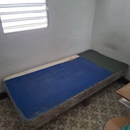 Box spring ,de cama personal con todos los muelles en su lugar y sin óxido - Img 55847157