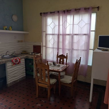 Se renta apto independiente de una habitación en bajos en el vedado. 54026428 - 7/7