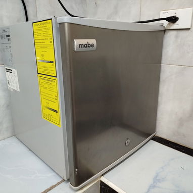 Mini bar Mabe de uso impecable - 2/4