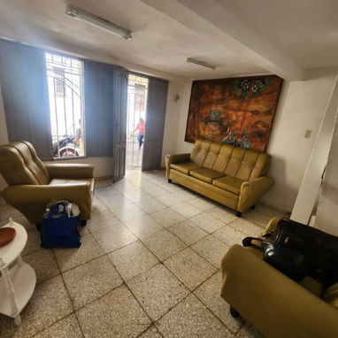 Se vende apartamento biplanta, independiente, puerta de calle, ventilado, en Centro Habana. - Img 121120219