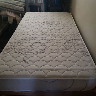 Cama personal de madera con colchón konfort prácticamente nuevo - 2/5