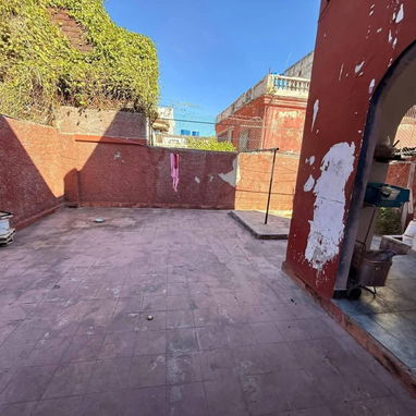 Ofertaaa biplanta en bajos con carporshe,3 cuartos y amplio patio trasero 245 metros en total. Aproveche e invierta!!!! - Img 122708906