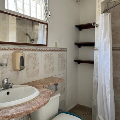 Se renta apartamento con Ecoflow en Playa 60 y 9na, cercano al centro de negocios y la escuela española. - Img 119530858