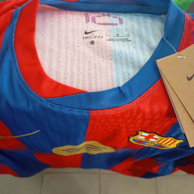 Camisa del FC Barcelona versión de local equipación roja y azul . temporada actual 25/26 .Talla L - Img 120879811