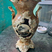 VENDO JARRÓN DORADO DE PORCELANA ITALIANA. COMUNICARSE AL 54312796 CON ISABEL - Img 53996500