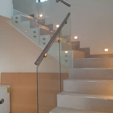 🤩 💯 🔝 🔨 🪛 RECIENTE INSTALACIÓN 🪛 🔨 🔝 💯 🤩 Barandal para escalera, de cristal 10mm, sujetado con Herrajes y tu - Img 122509789