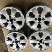 Vendo juego de llantas de uso huecos 4x100 rin 14” 250usd al cambio Tel:54023509 mensajería gratis hasta la puerta se tu - Img 49489859