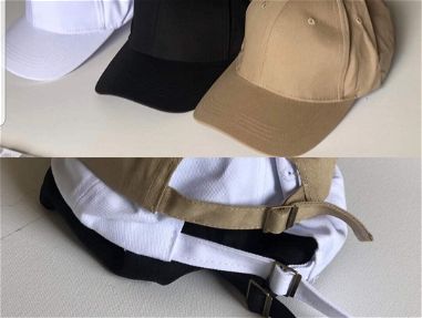 Gorras blancas y beich disponibles - Img main-image
