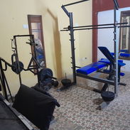 Se vende mini gimnasio(banco de press, + 300lb en pesos, predicador, banco de abdominales, caminadora, polea y más - Img 55518691