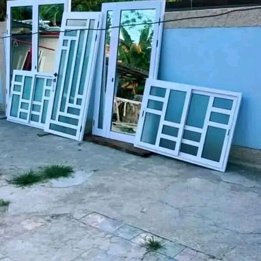 MARQUETERÍA EN ALUMINIO Y CRISTALES - 7/10