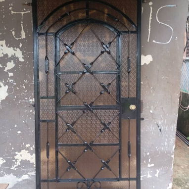 Se hacen trabajos de herrería ventanas🪟,rejas de seguridad y puertas🚪 con cristale  con su  Yale ya puesto . Transport - 6/10