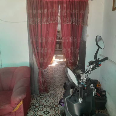 *$12.500usd. En venta casa puerta de calle con todo dentro, incluyendo una moto de gasolina  y un negocio en Luyanó - 10/10