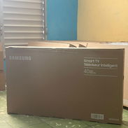 Smart TV Samsung de 40 pulgadas con su soporte giratorio - Img 57935715