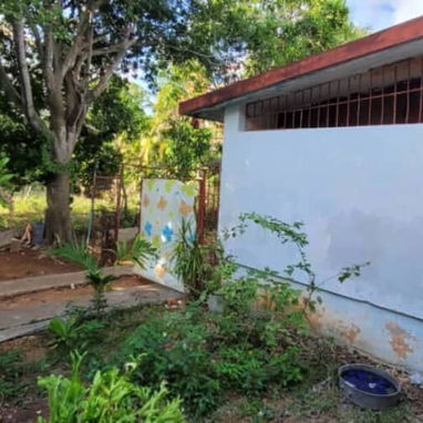 Llamar al 55432935 Casa en el reparto Siboney que necesita reparaciones.es serca del cimex Tiene paredes de mamposter - Img 125852381