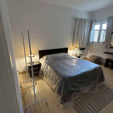 SE VENDE POR EL DUEÑO bello apartamento en Vedado ,  25 y J - Img 108276254