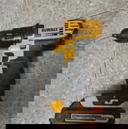 Taladro atornillador dewalt de batería sin cargador. 60 usd. De uso - Img 49448346
