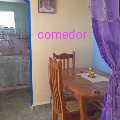 Casa🏠d dos plantas, es puerta a calle, en la planta de abajo consta de portal cercado, sala amplia, comedor, cocina etc - 7/10