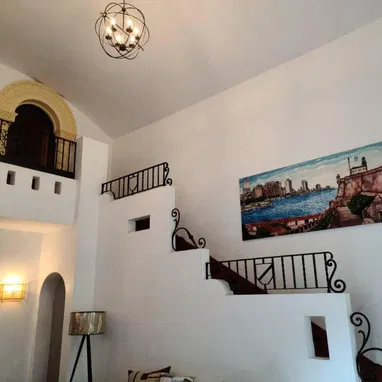 Casa colonial de 2 niveles amplia en Miramar - Img 121234012