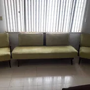 Juego de sala de uso en perfecto estado de caoba original mesa, dos butacas y sofa - Img 55862403