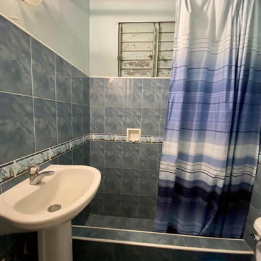 Playa apt 2 ctos y medio 2 baños balcón calle 1er piso - Img 102531689