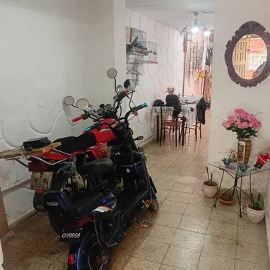 🏡*$22.000usd AJUSTABLES. En venta hostal (BAJOS) en Centro Habana*  🚘  *Posibilidad de parqueo detras de la casa.*   * - 2/10