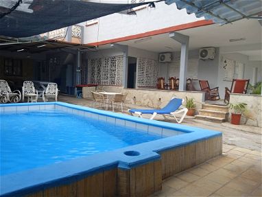 Renta casa de 8 habitaciones,8 baños,minibar,sala, cocina, piscina, barbecue en Guanabo - Img 64790689