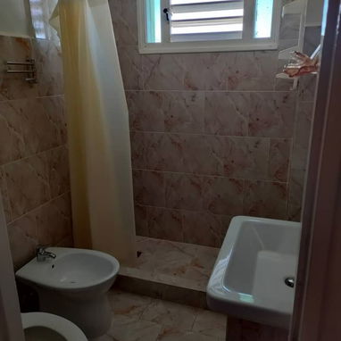 Playa. Renta Garantizada. Apto cerca de 31 y 42. Terraza a la calle, sala, saleta, 3 cuartos, 2 baños. Se aceptan niños - Img 116468767