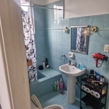 apartamento en planta alta, ubicado en un íntimo edificio de solo 4 unidades en la tradicional Avenida 19. - 4/6